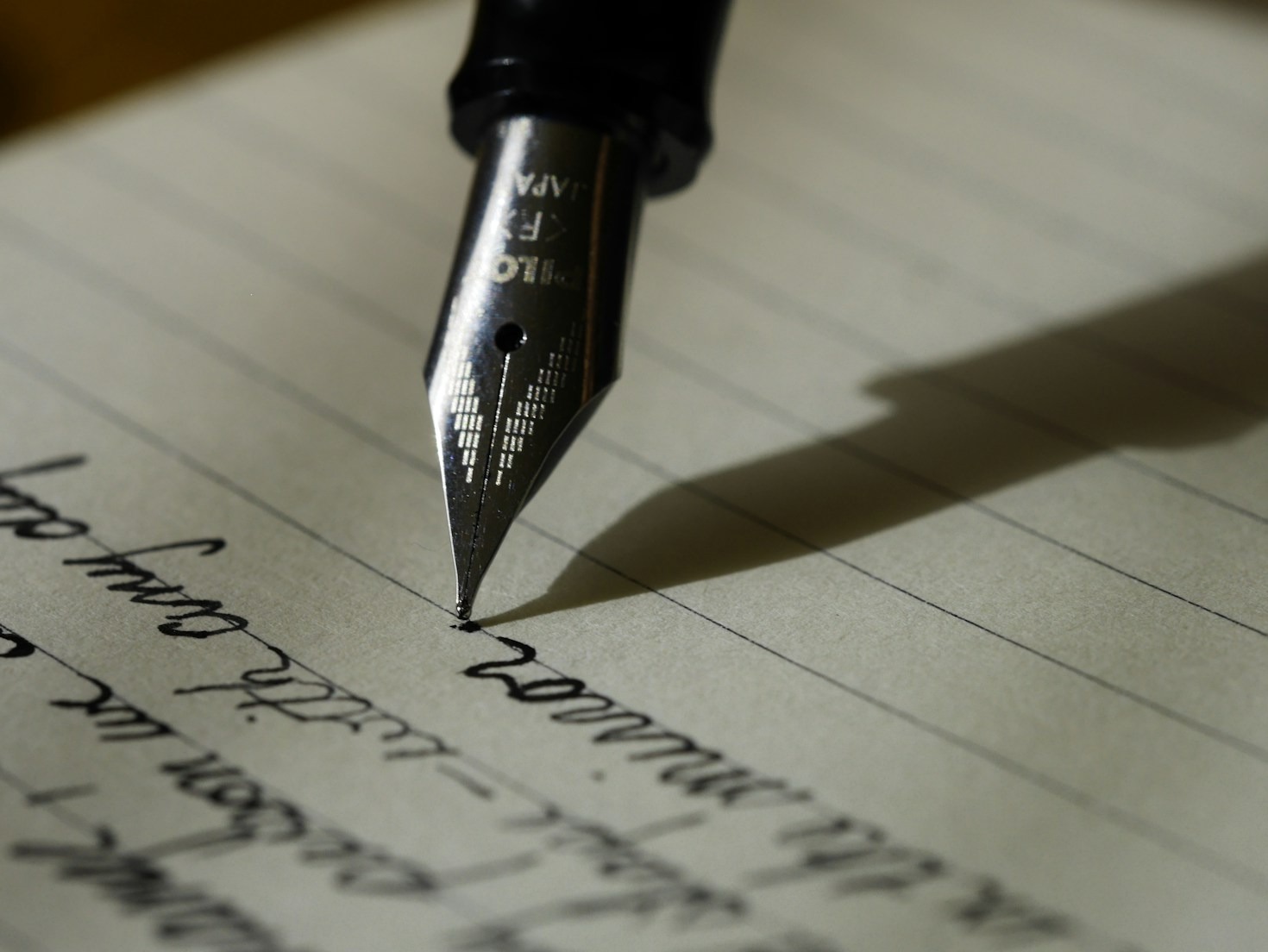 How Journalism Influences Book Critiques